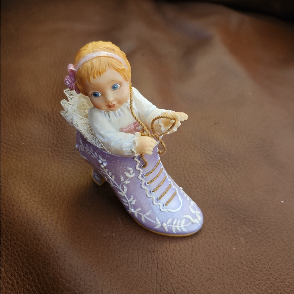 Ashton Drake Tiny Dreamers figurine "London Couturiere" purple lace heel boot